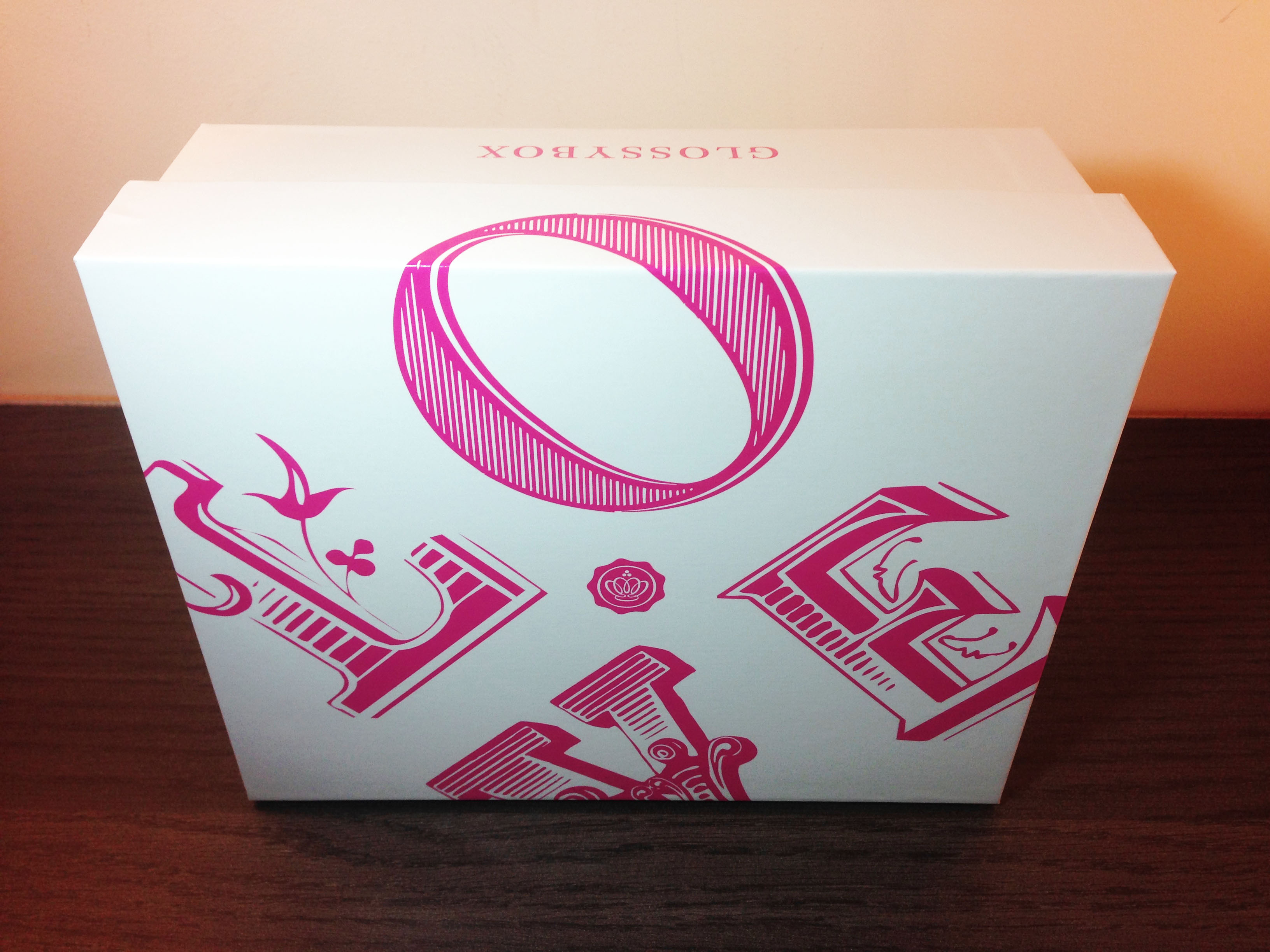 Revue : La Glossybox In Love With Love de février 2015, le coffret beauté spécial Saint Valentin.