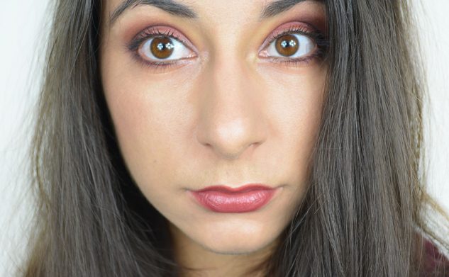 Maquillage d’automne dans des tons bordeaux