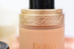 revue fond de teint born this way too faced